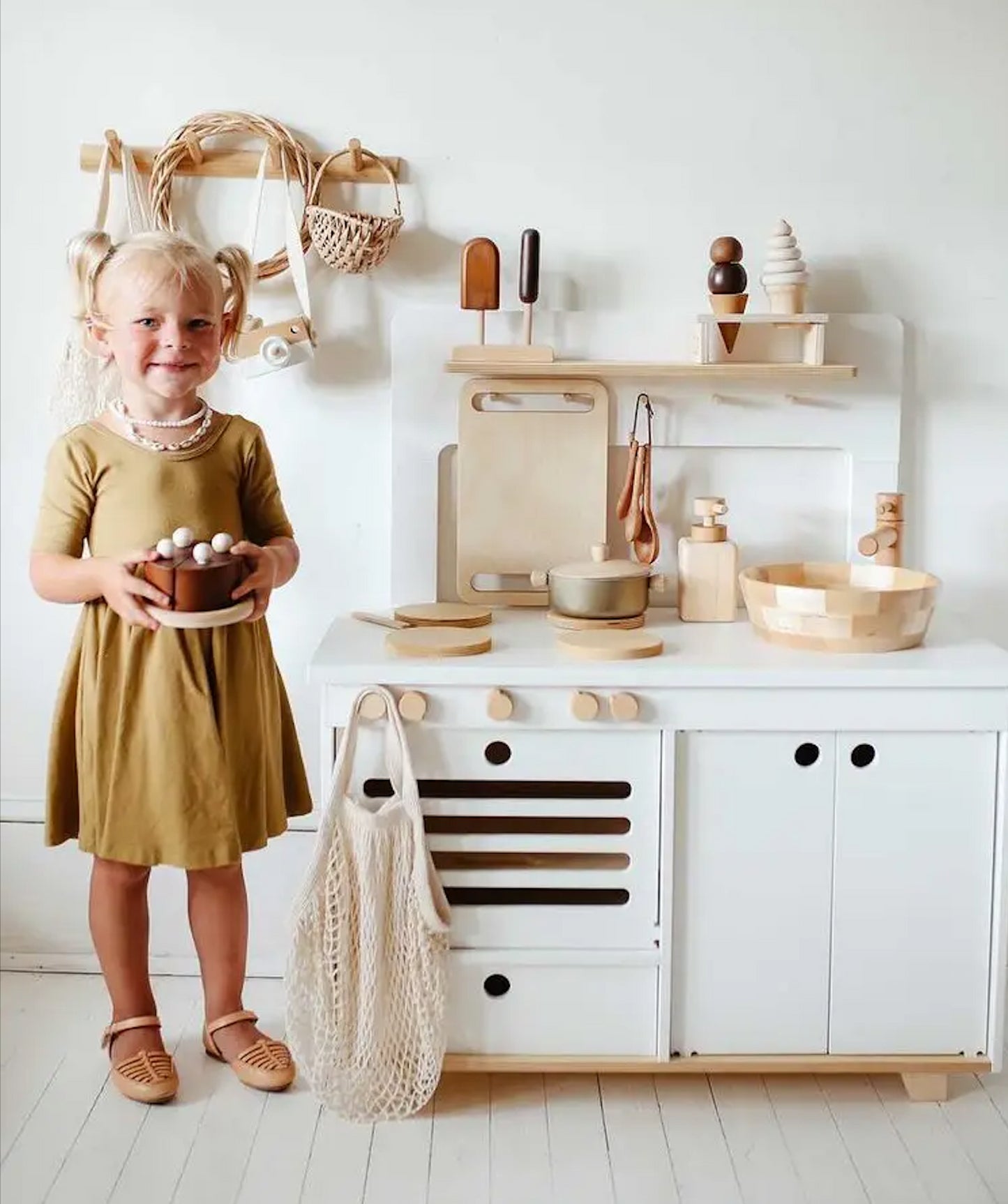 Zoe Play Kitchen (Milk)