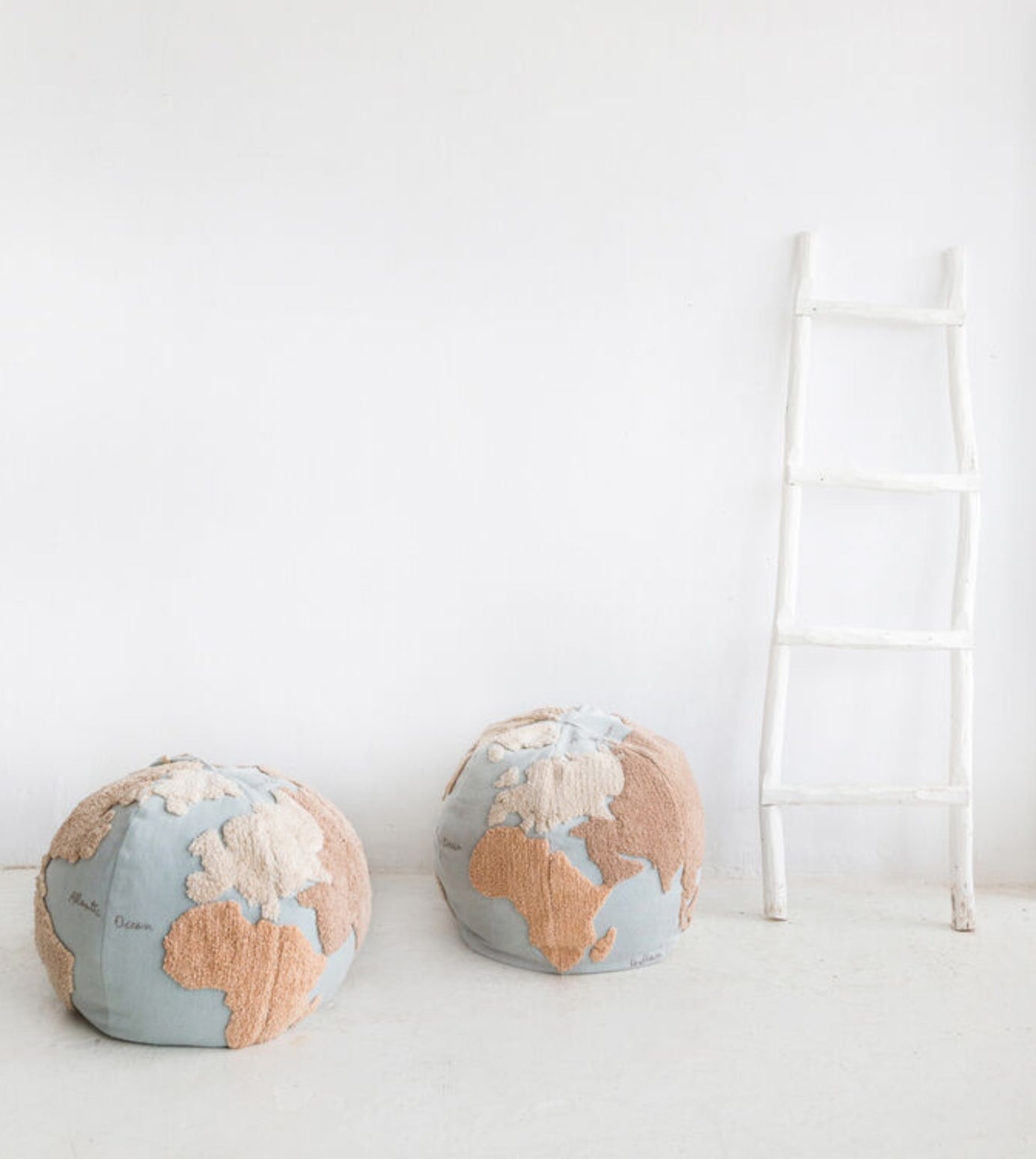 Globe Pouf