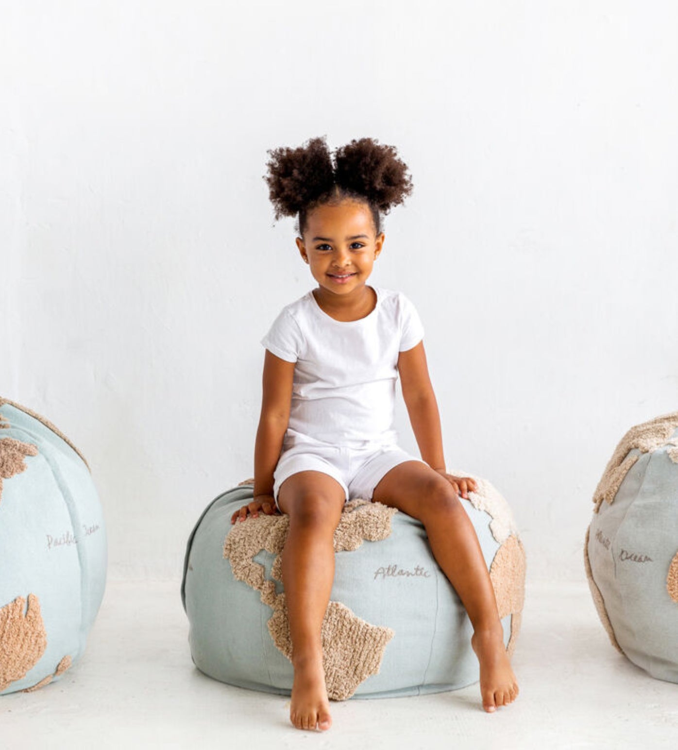 Globe Pouf